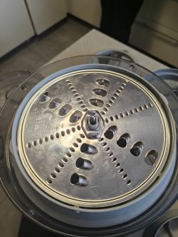 Zbliżenie na tarczę tnącą w robocie kuchennym Bosch MultiTalent 8 z widocznym mocowaniem.