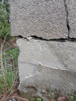 Pęknięcie w narożniku ściany betonowej garażu.