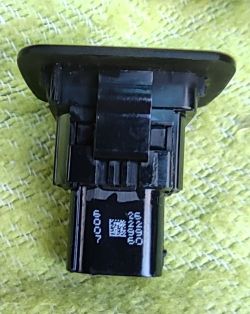 Opel Astra Sports Tourer - przycisk klapy bagażnika