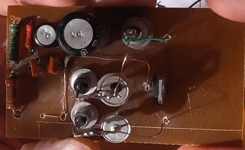 Zbliżenie płytki PCB z elementami elektronicznymi, w tym trzema kondensatorami