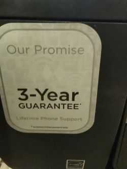 Etykieta z napisem 3-letnia gwarancja na obudowie sprzętu elektronicznego.