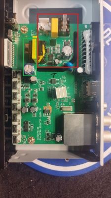 Płytka PCB z oznaczonymi ramkami części pierwotnej i wtórnej zasilacza