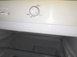 Panel sterowania lodówki Whirpool ARC5710 z pokrętłem temperatury.