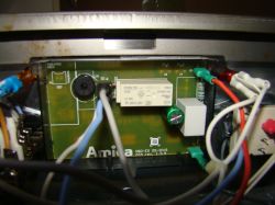 Wnętrze panelu sterowania kuchenki Amica z widocznymi przewodami i elementami elektronicznymi.