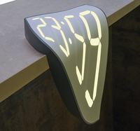 Oryginalny rozpływający się zegar cyfrowy.