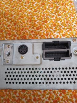 Tylny panel radiomagnetofonu z gniazdem DIN 8 pin