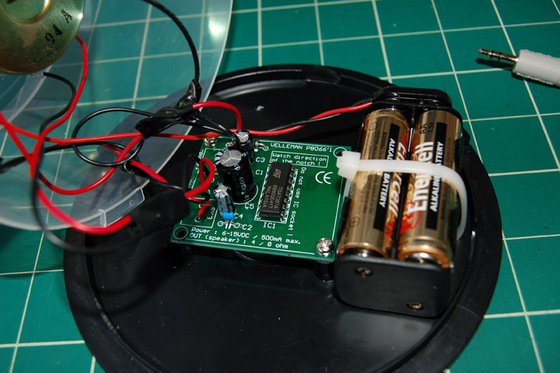 Głośnik do iPod-a. Wykonany w oparciu o stary głośnik do PC i tubę na CD.