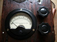 Steampunkowy wykrywacz pola magnetycznego