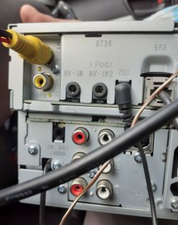 Brak przewodu do wzbudzenia kamery cofania w Kenwood DNX4230BT - opis chinch R-Cam