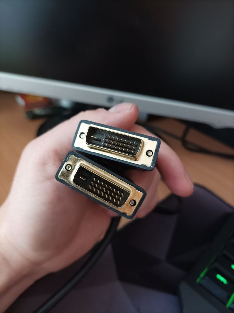 Drugi monitor czarny ekran Drugi monitor jest w stanie czuwania jest