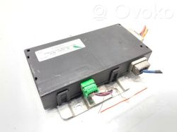 Czarna elektroniczna jednostka sterująca z kolorowymi złączami i przewodami