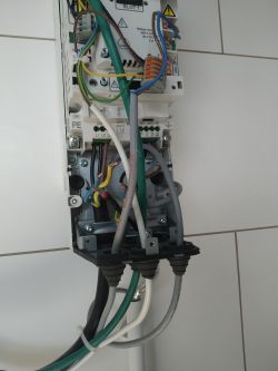 Falownik z przewodami w hali udojowej