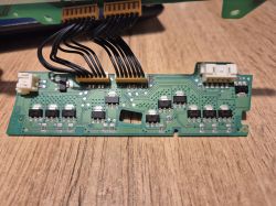 Płytka drukowana z elementami elektronicznymi i przewodami do lampy LED Audi A6 C7.