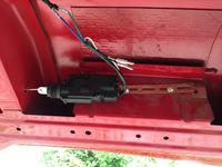 VW T5 2010r - Montaż uniwersalnego siłownika w tylnej klapie