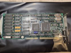 Zielona karta ISA 16-bit z złączem zewnętrznym 9-pin D-sub, posiadająca różne układy scalone i oznaczenia Hyundai Electronics.