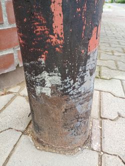 Upływ prądu w lampie LED ulicznej – biały nalot i korozja śrub, drgania gruntu