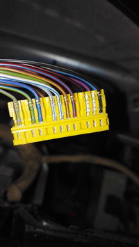 Opis kolorów kabli w żółtej wtyczce licznika Audi A4 B5 - schemat lub zdjęcia