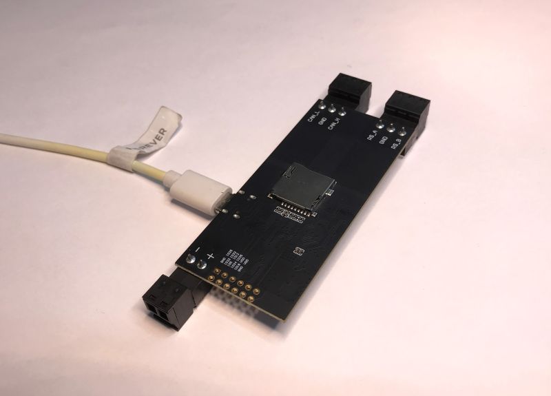 Płytka LilyGO T-CAN485 z podłączonym kablem USB-C, widoczne złącza CAN i RS485