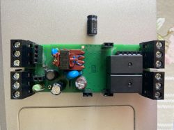 Uszkodzony moduł Zamel ROW-04m z oderwanym kondensatorem na płytce PCB