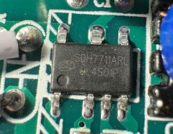 Zbliżenie układu scalonego SMD SDH774ARL na zielonej płytce PCB