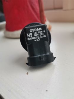 Jak wybrać trwałe żarówki D1S i H9 do świateł mijania i drogowych: wartość zamiany na LED?