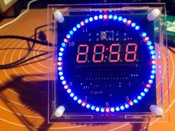 Świecąca karuzela albo inaczej zegarek z sekundnikiem innym niż zwykle. Studio Clock.