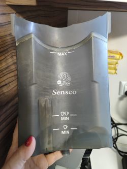 Zbiornik wody ekspresu Philips Senseo HD7850 z oznaczeniami poziomu Zbiornik na wodę do ekspresu Philips Senseo HD7850 z oznaczeniami MIN i MAX.