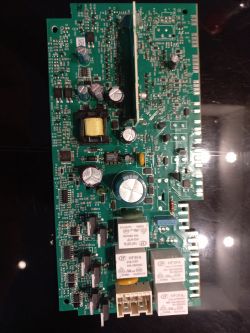 Płytka drukowana modułu elektronicznego zmywarki.