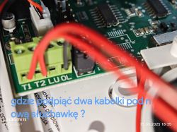 Zbliżenie na płytkę unifonu z oznaczeniami T1, T2, LU i OL oraz czerwonymi przewodami.