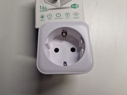 Tuya smart plug with a max load of 16A, shown against its packaging.