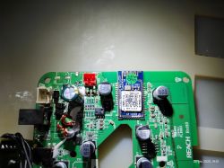Uszkodzony układ scalony na płytce PCB radia Bluetooth JVC RA-C20DAB-W
