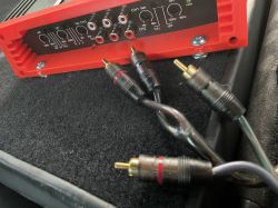 Jak podłączyć w samochodzie 4-kanałowy wzmacniacz?