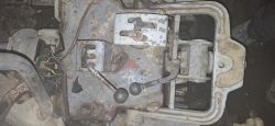 Widok z góry na część traktorka z dźwigniami i elementami mechanicznymi.
