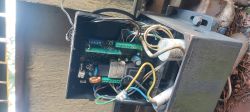 Wnętrze centrali sterującej bramy przesuwnej z widoczną elektroniką i okablowaniem.