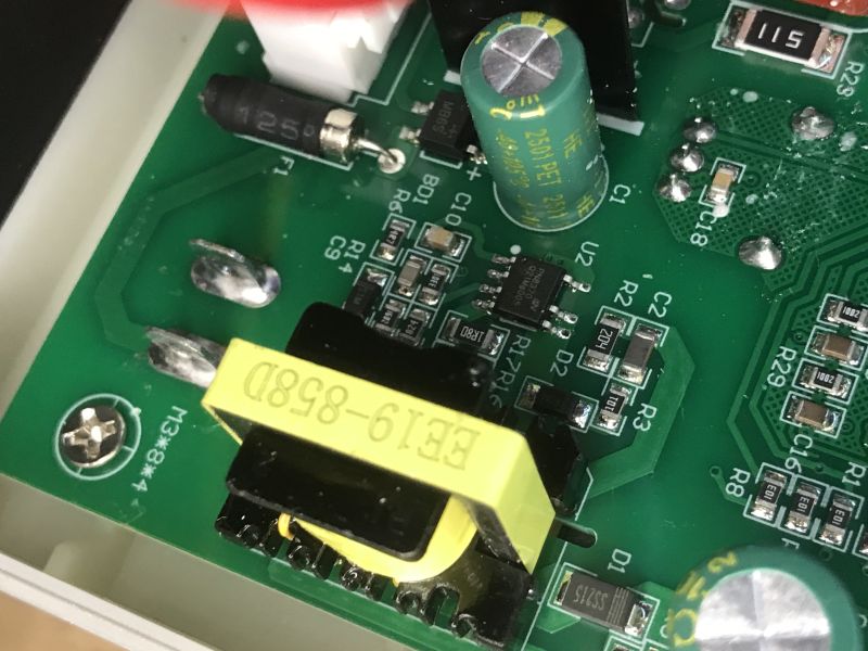 Zbliżenie na płytkę PCB ze stacji lutowniczej z widocznym transformatorem EI-19-858D