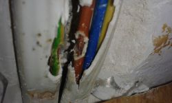 uszkodzony kabel elektryczny
