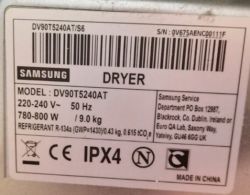 Etykieta znamionowa suszarki Samsung DV90T5240AT z danymi technicznymi.