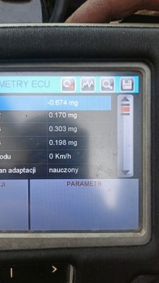 Ekran komputera diagnostycznego z parametrami pracy silnika.