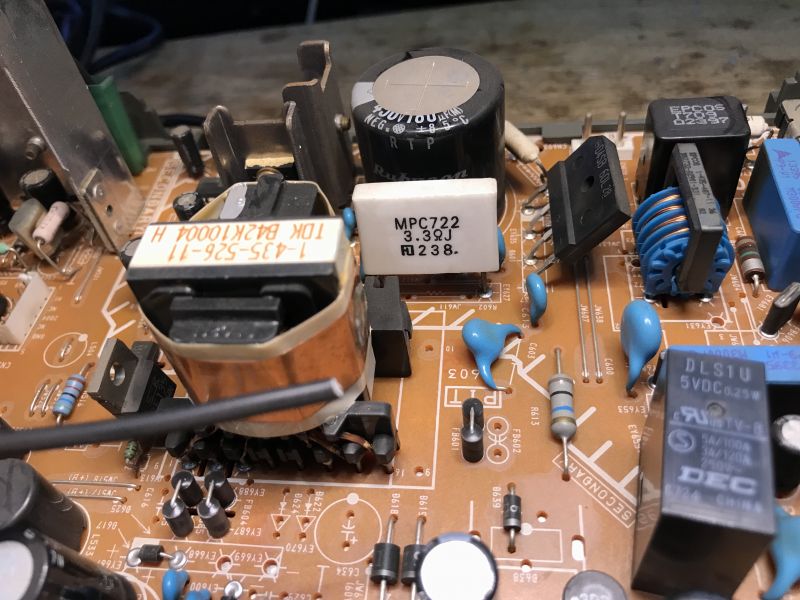 Zbliżenie na elementy zasilacza płyty głównej telewizora Sony Trinitron KV-21FT1K