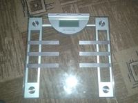 Jak zresetować wagę łazienkową JBD 14048? Pokazuje 30 kg mniej