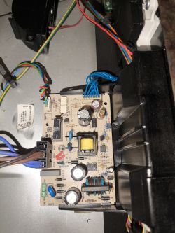 Płytka PCB z elektroniką zasilacza, nowe lutowania i podłączone przewody