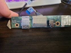 Płytka Lenovo z portami USB, audio i czytnikiem kart SD, widok z oznaczeniami złączy