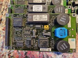 Zbliżenie na stare moduły elektroniczne z chipami Siemens, Infineon i kondensatorami APC.