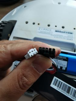 Zbliżenie na niepasujące złącza akumulatora trzymane w dłoni