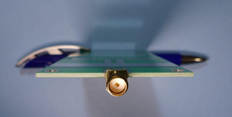 Seitliche Ansicht eines PCB YAGI Antennenanschlusses mit sichtbaren Montage Details.