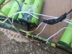 Zbliżenie na wymienione ogniwa i przewody w akumulatorze hulajnogi elektrycznej