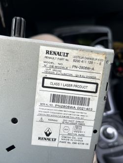 Naklejka na urządzeniu Renault z jego specyfikacją.