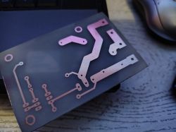 Płytka PCB z odsłoniętymi ścieżkami miedzianymi, niezamontowana