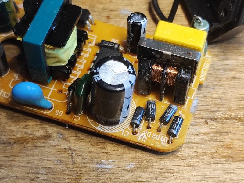 Wnętrze zasilacza z uszkodzonym kondensatorem