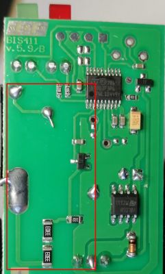 Wnętrze przekaźnika bistabilnego BIS-411 + schemat